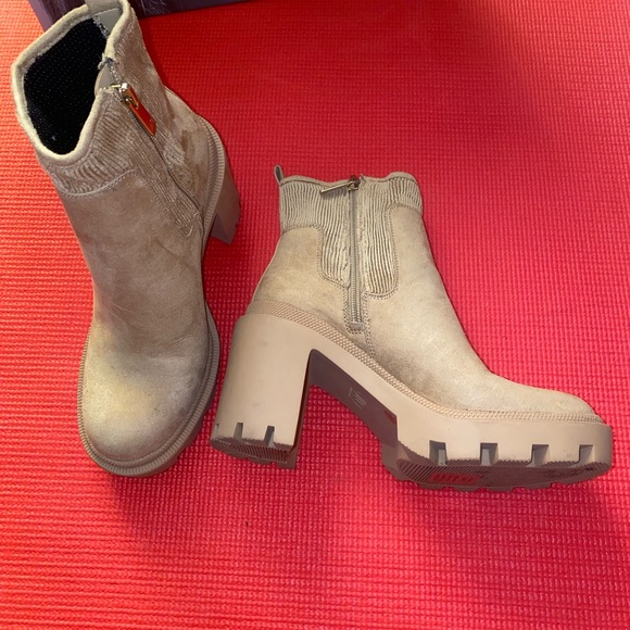 Jennifer Lopez Ankle Heeled Boots - Picture 6 of 16